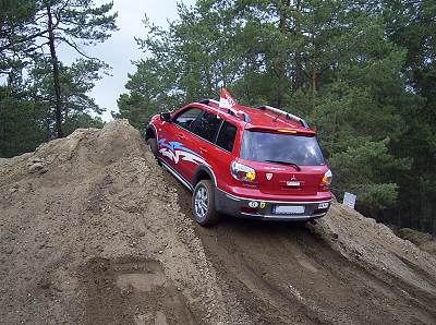 Auf dem Gipfel - Der Outlander meistert die Sandhänge im Offroadgelände Jänschwalde erstaunlich gelassen