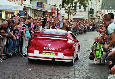 Die Rennautos hautnah erleben - fantastische Stimmung. 