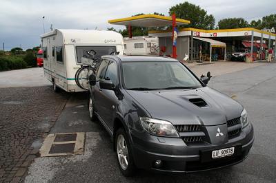 Mitsubishi Outlander Turbo mit Wohnwagen Eifelland 465 Gewicht 1200 kg - Ansicht von vorne. 