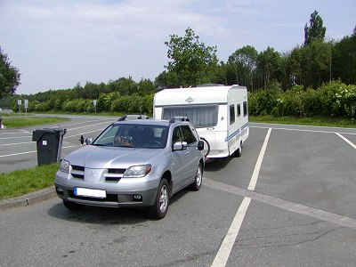 Der Outlander 2.0 Sport mit einem 1350 kg Anhänger - Ansicht von vorne. 