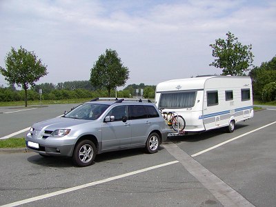 Der Outlander 2.0 Sport mit einem 1350 kg Anhänger - Ansicht von links. 