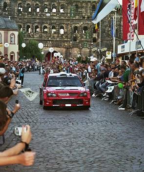 Rennautos in der Altstadt. 