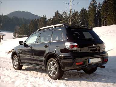 Der Mitsubishi Outlander 2.0 Turbo - Ansicht von hinten links. 