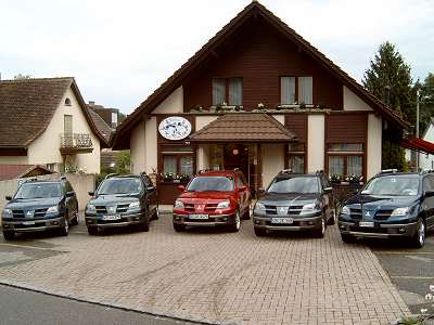 Die Outlander von Jolanda, Schwarzwälder, Hans, Marc und Walter auf dem Parkplatz des Cafés Papillon in Brugg. 