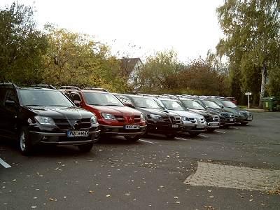 Auf dem Hotelparkplatz. 