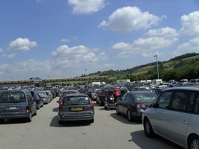 Mehrere Fahrzeuge vor einer Mautstelle in Frankreich. 