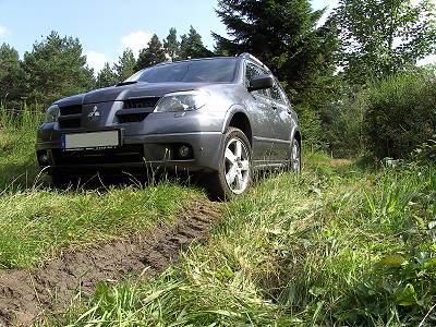 Mein Outlander auf einem Waldweg. 