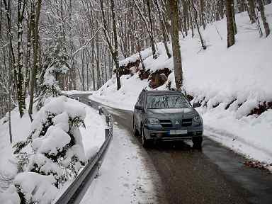 Der Outlander auf einem verschneiten Bergweg - Ansicht von vorne. 