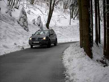 Der Outlander auf einem verschneiten Bergweg - Ansicht von vorne. 