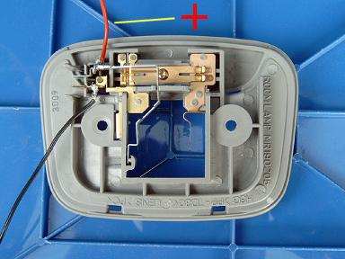 Rückseite des Gehäuses der Standardlampe und die angelötete Leitungen für die CCFL-Röhre. 