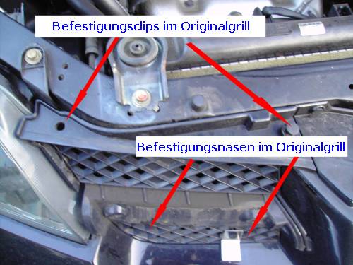 Befestigungen des Originalgrills - Ansicht bei geöffneter Motorhaube. 