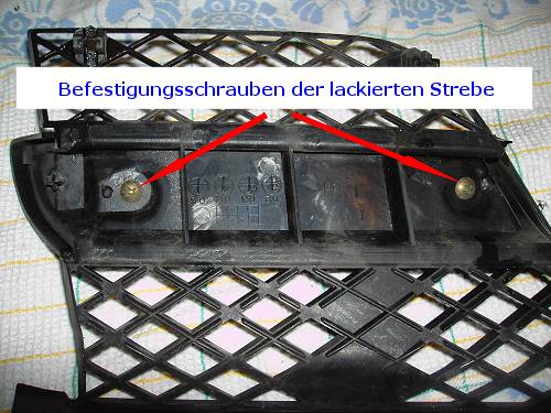 Befestigungsschrauben der lackierten Originalstrebe. 