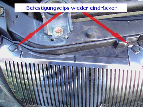 Befestigungen des neuen Grills - Ansicht bei geöffneter Motorhaube. 