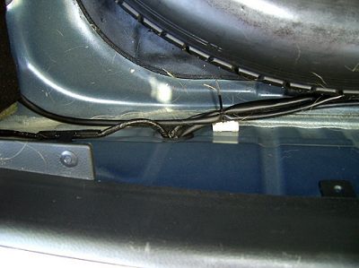 Kabelführung unter dem Kofferraumboden. 