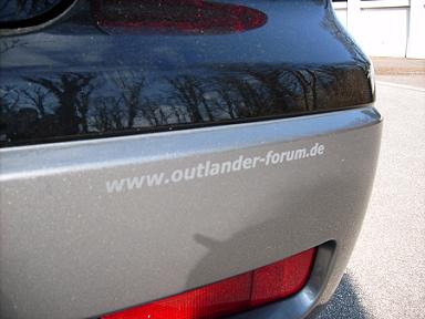 Die Schriftfolie am Heck des Outlander 2.0 Invite (2WD) in panther-schwarz von Flashman. 