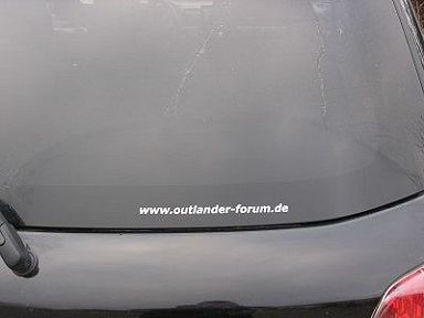 Die Schriftfolie am Heck des Outlander 2.4 Sport in panther-schwarz von Snoopy. 