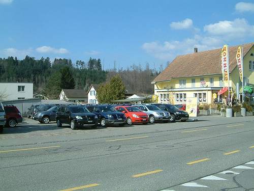 Outlander auf dem Parkplatz des Gasthauses "Big-Sterne" in Hausen. 