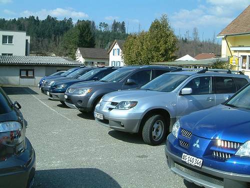 Outlander auf dem Parkplatz des Gasthauses "Big-Sterne" in Hausen. 