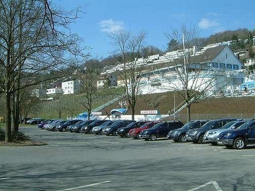 Outlander auf dem Parkplatz der Aarfähre in Biberstein. 