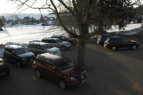 Auf dem Hotelparkplatz. 