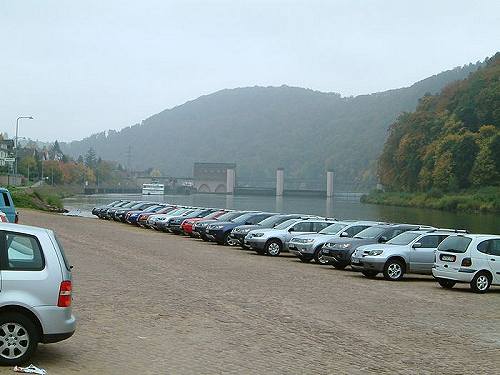 Outlander auf dem Parkplatz der Schifanlegestelle in Neckarsteinach. 