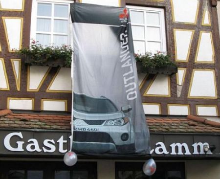 Outlander Banner am Eingang des Hotels. 