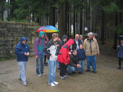 Die Vorbereitungen für das Gruppenfoto mit Sonnenschirmen! 